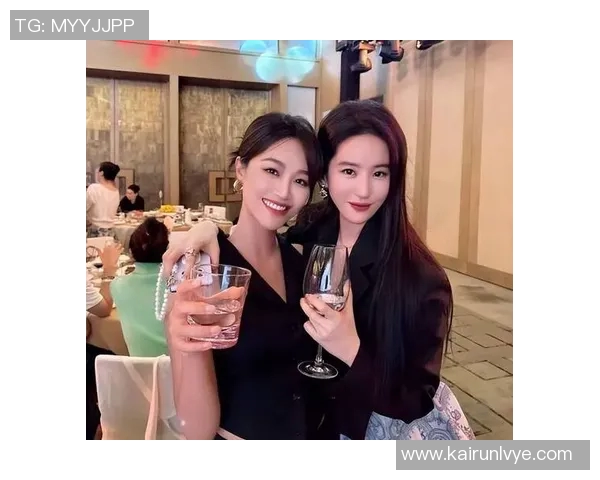 邓紫棋与足球明星的亲密互动揭示了他们之间的深厚友谊与共同热爱